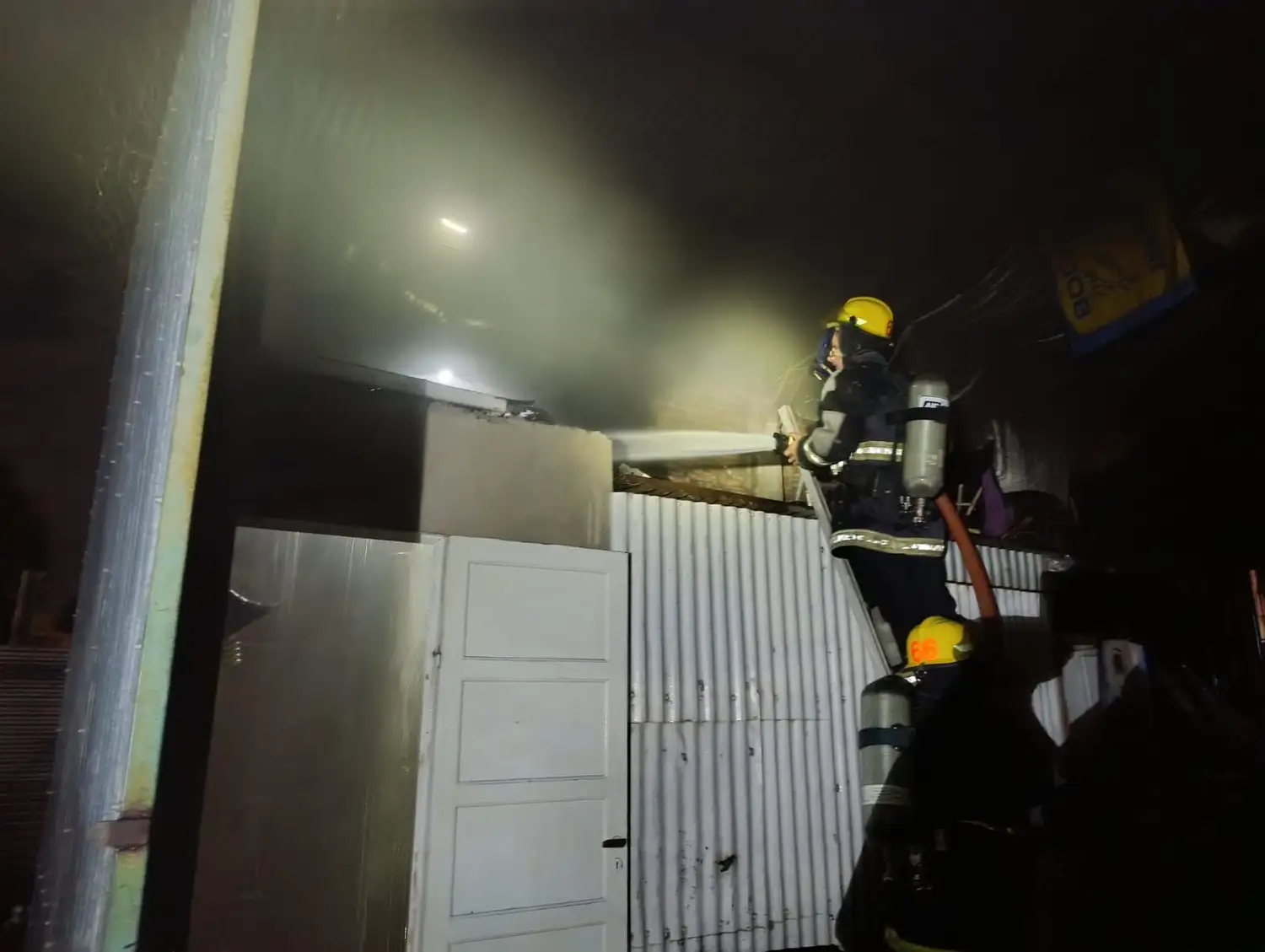 Crespo: rápido accionar de bomberos evitó que un incendio se propagara en un taller mecánico