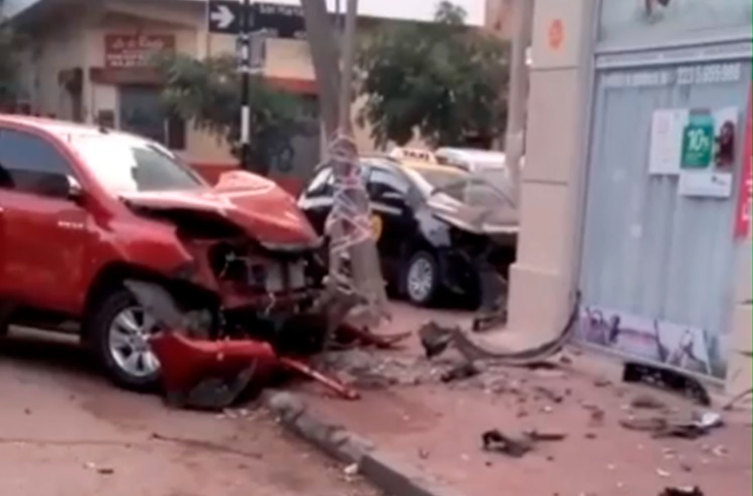 Impresionante choque entre una camioneta y un taxi