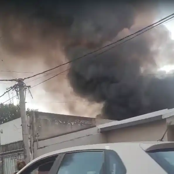 Voraz incendio en un galpón de la zona de las Cuatro Plazas generó explosiones y alarma entre vecinos