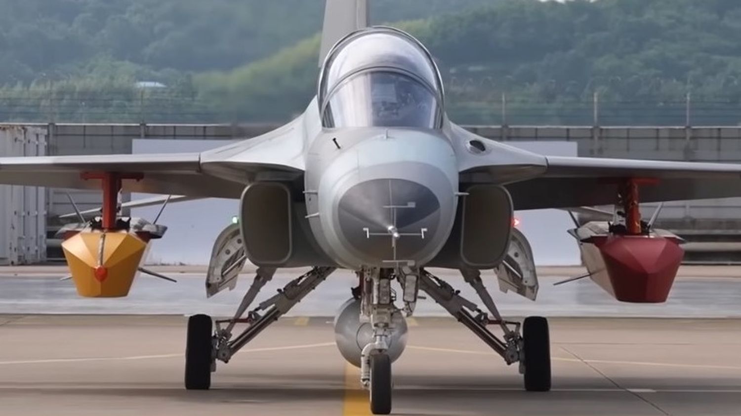 Corea del Sur avanza en su misil aire-tierra de largo alcance para el KF-21 con una exitosa prueba de separación desde un FA-50. Imagen: DAPA