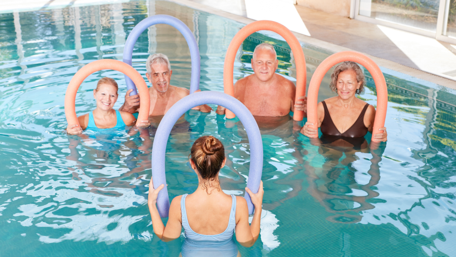 El aquagym es una forma de entrenamiento suave y efectiva que mejora la salud física/ DeporteGlam