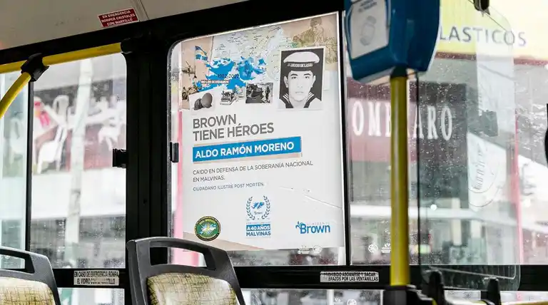 Malvinas 40 años: En Almirante Brown colocaron carteles de los soldados en colectivos