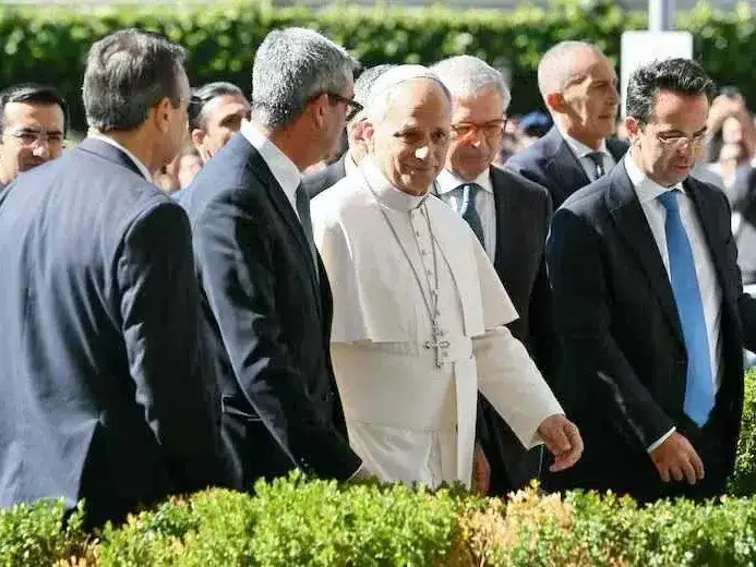 El Vaticano informó que al papa León XIV le
extirparon un tumor canceroso del pulmón