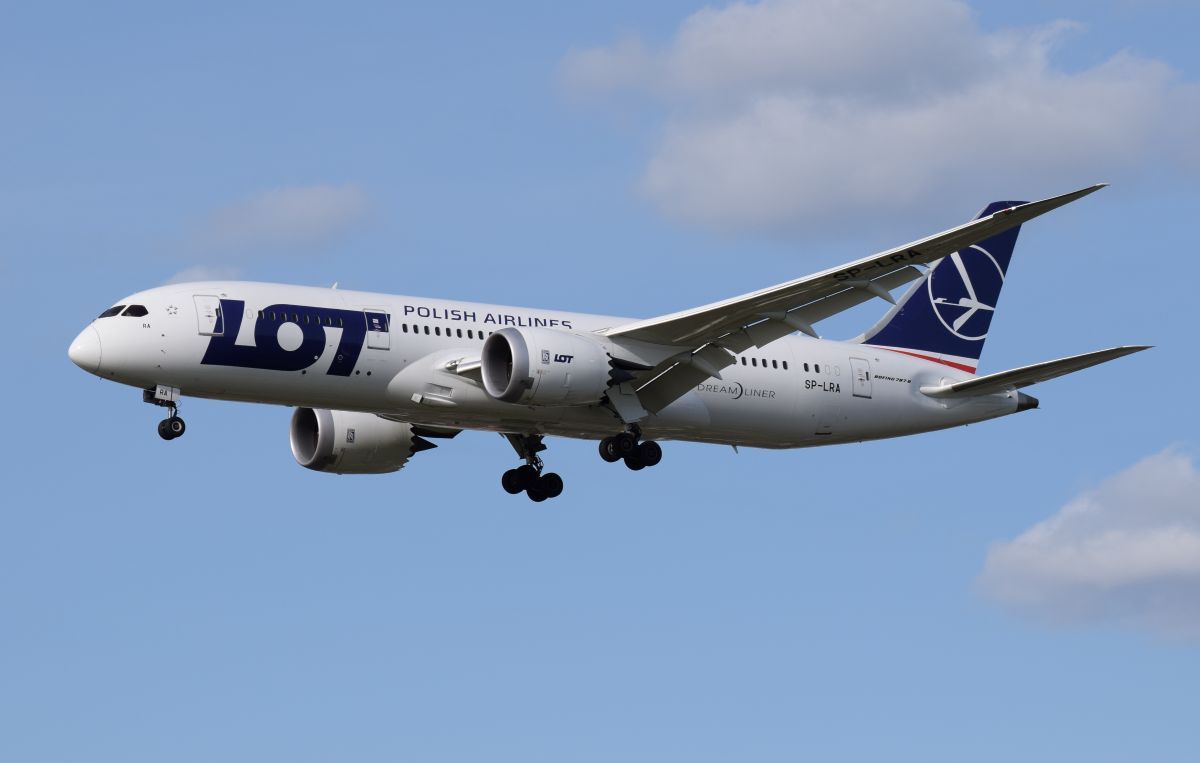Un Boeing 787 de LOT Polish Airlines aterriza de emergencia en China por una falla de motor: Esto Sabemos