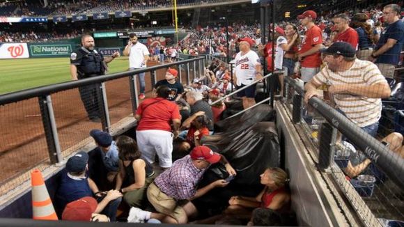 Tiroteo fuera de estadio en EE.UU. deja tres heridos y empaña noche de las Grandes Ligas