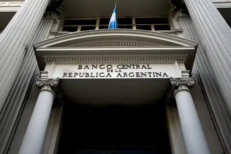 El Banco Central bajó fuerte la tasa de interés pero mantiene los plazos fijo UVA