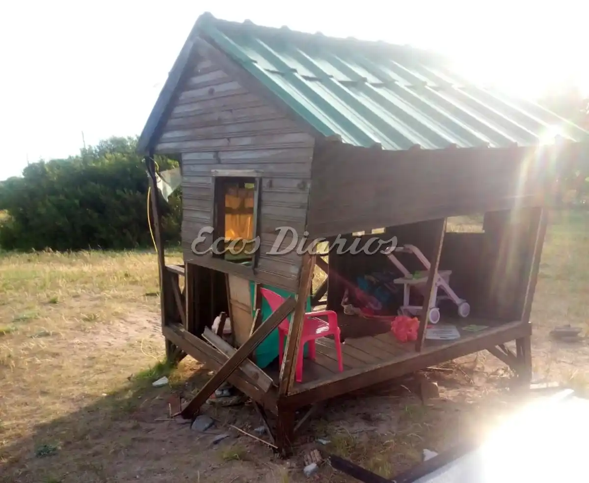 Destrozaron la casita infantil de la plaza de Bahía de los Vientos