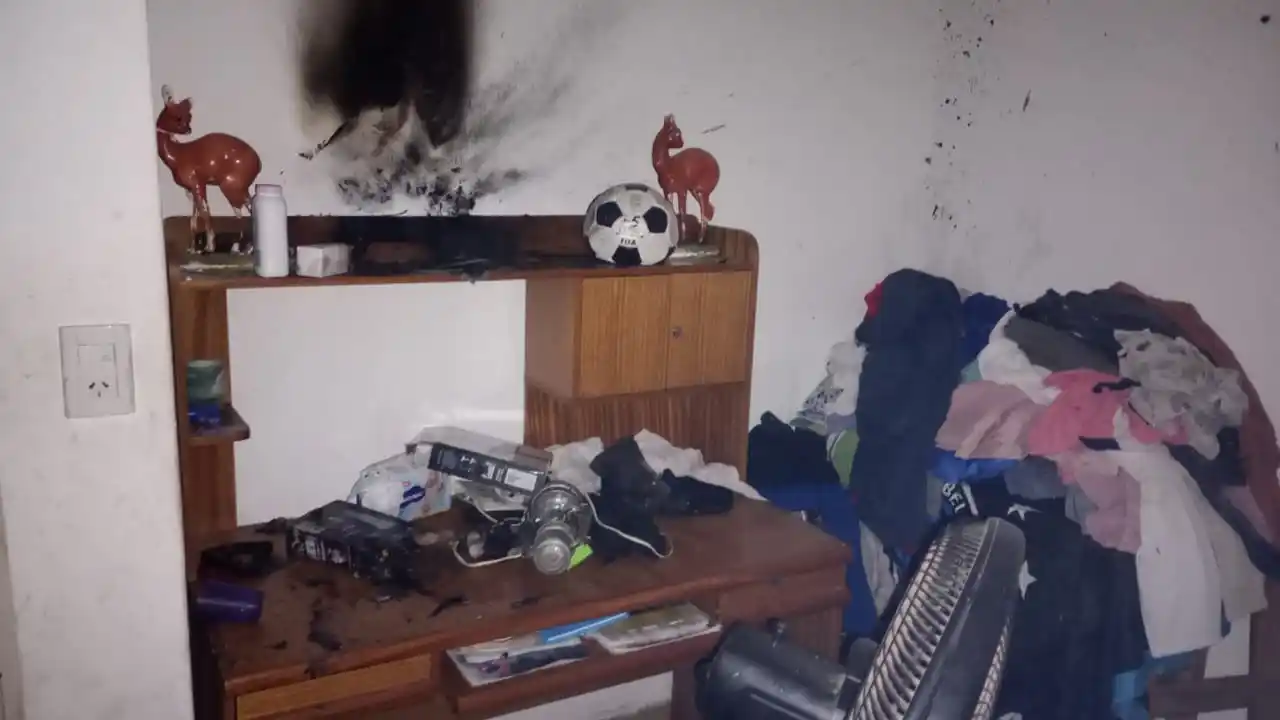 Una vela sobre un mueble provocó un incendio dentro de un dormitorio: intervinieron los Bomberos - 2
