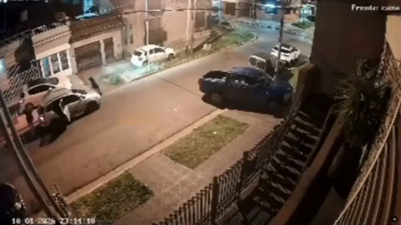 Video impactante: lo emboscaron para robarle el auto en La Matanza y terminó atropellando a uno de los ladrones
