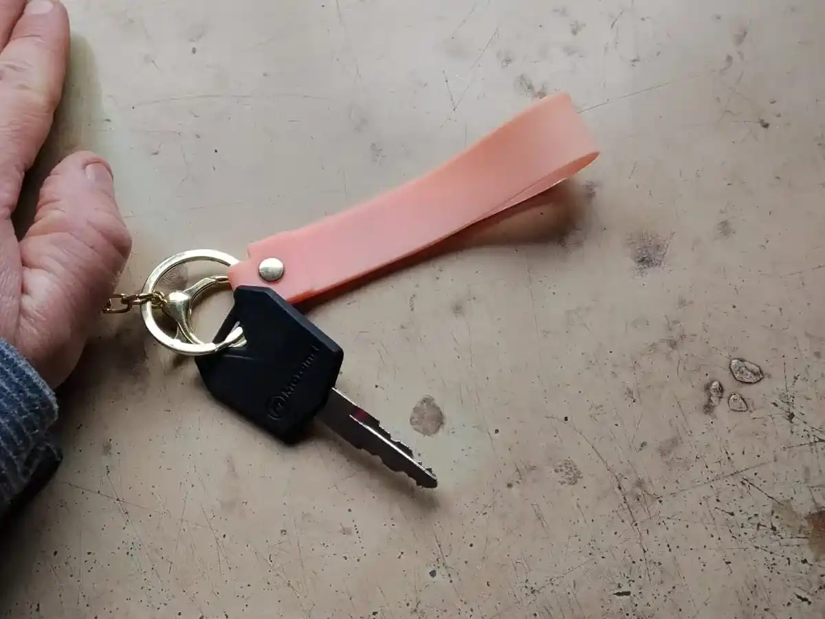 Perdieron llave de moto Motomel con llaveros de tira roja