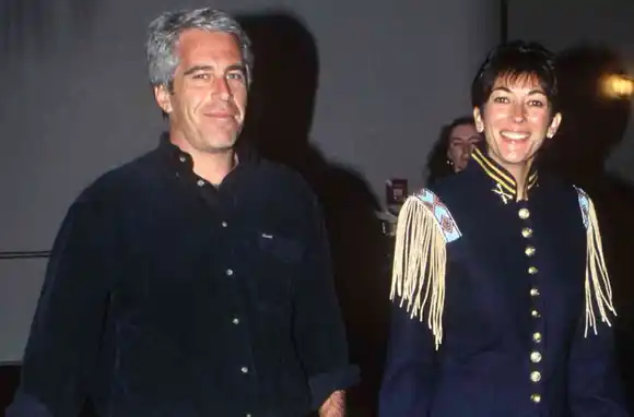 Detuvieron a la ex pareja de Jeffrey Epstein, el multimillonario acusado de pedofilia