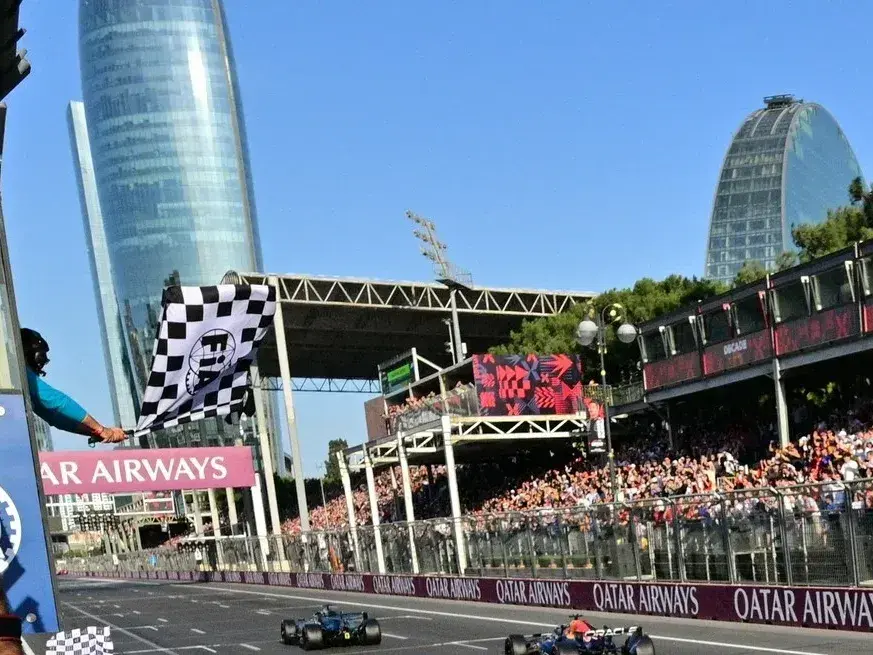 George Russell cruzó la meta en Bakú con apenas 196 milésimas de ventaja sobre Max Verstappen y se quedó con el Gran Premio de Azerbaiyán.