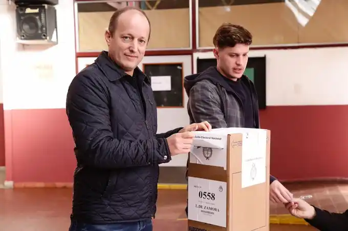 Insaurralde votó en Lomas de Zamora: "Voté junto a mi hijo Rodrigo y con orgullo"