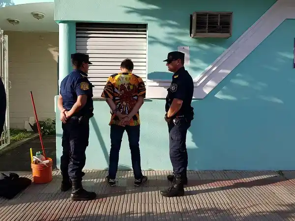 Pidió permiso para pasar al baño y robó: fue detenido por la Policía 