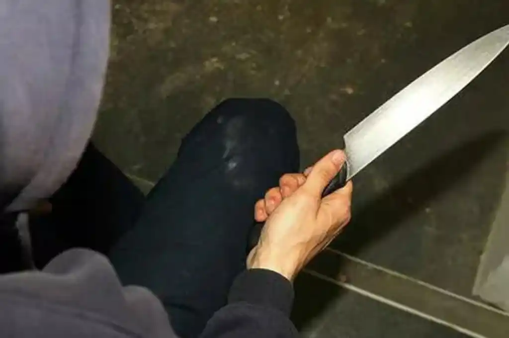 Un adolescente fue hospitalizado tras ser apuñalado en una pelea callejera en Santa Fe.