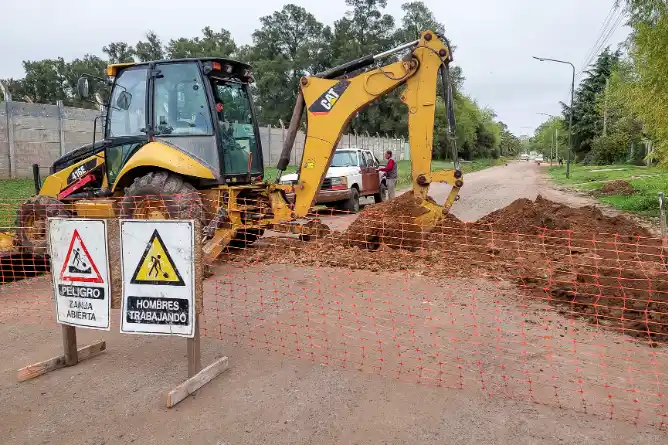 Avanzan las obras sobre calle Gonzales Chaves: Llega la extensión de la red de gas al Polideportivo Municipal