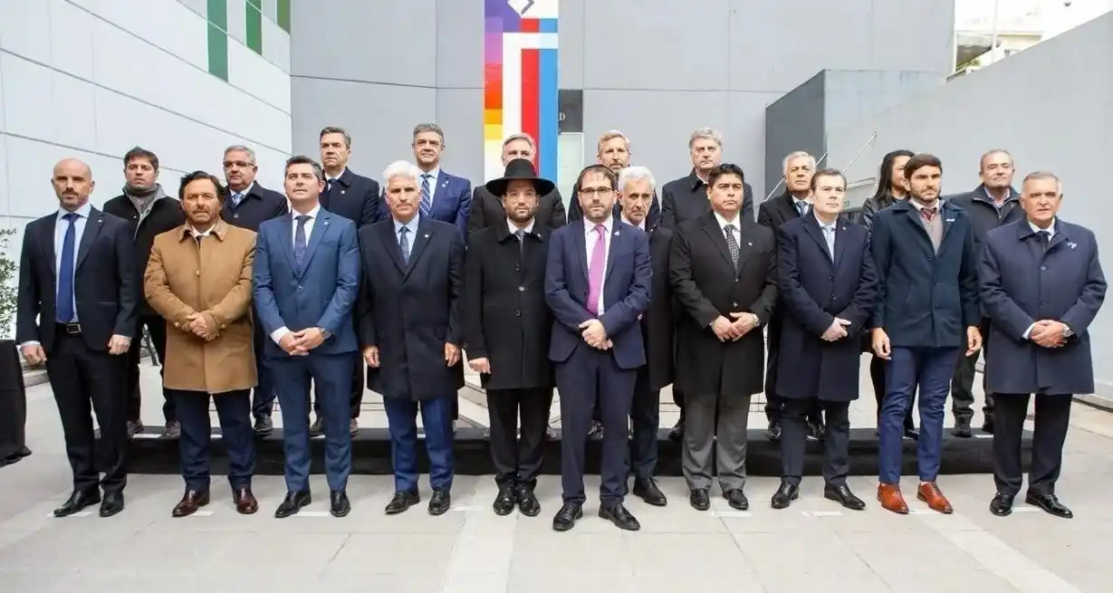 Una foto histórica: los gobernadores en el emblemático edificio reconstruido de la AMIA. Foto: Gentileza