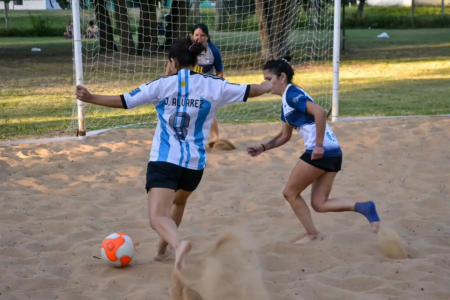 Hoy se juega el Torneo de Beach Fútbol Femenino y Masculino en el parque V Centenario