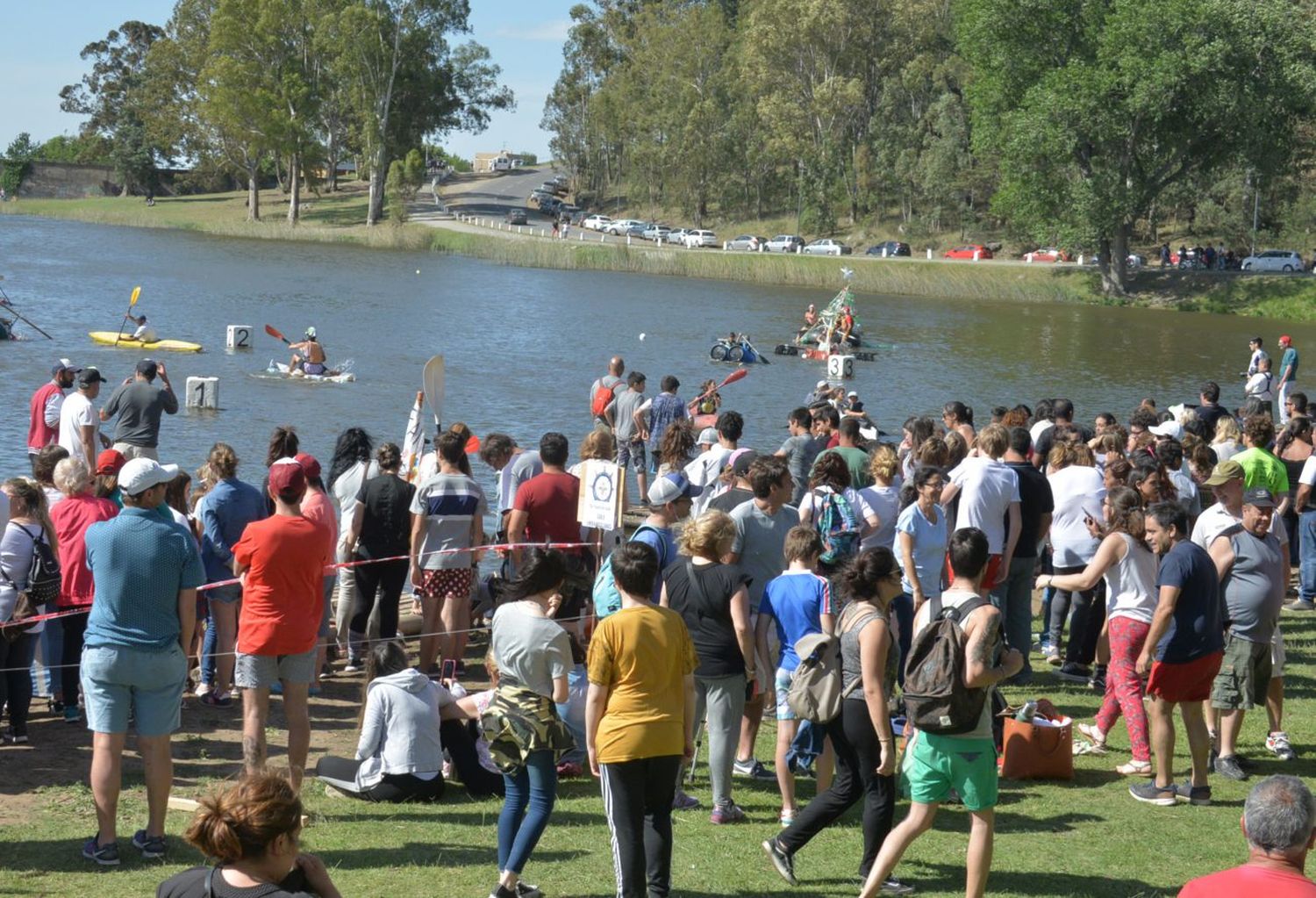Unas 25 embarcaciones de materiales reciclados se lucieron en el Lago del Fuerte