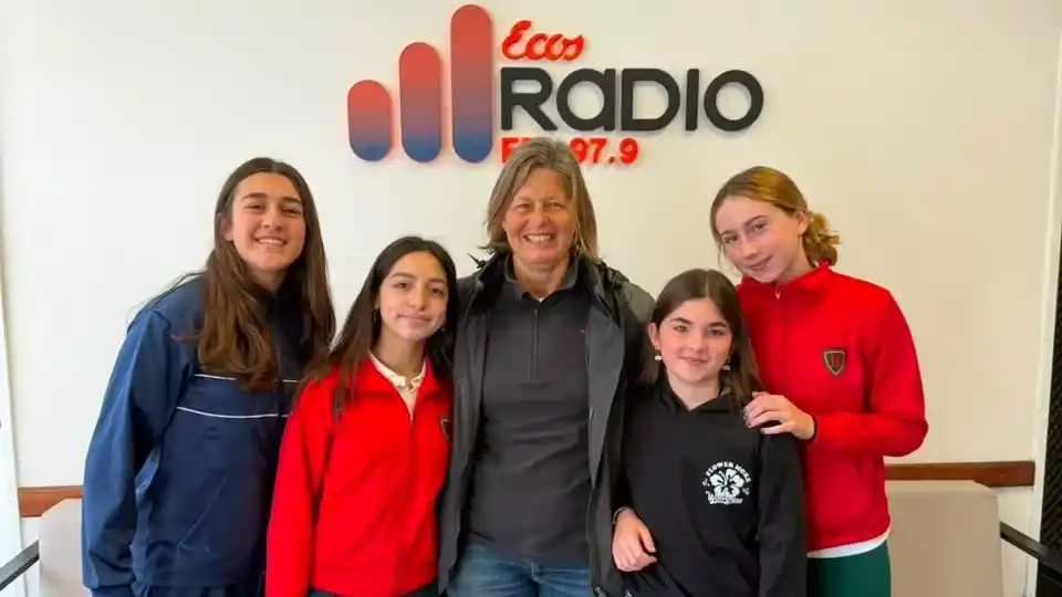 La profesora Laura Rodríguez, junto a las amazonas de La Majúa