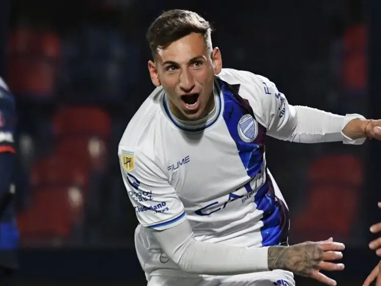 Facundo Ardiles gritando un tanto con la camiseta de Godoy Cruz