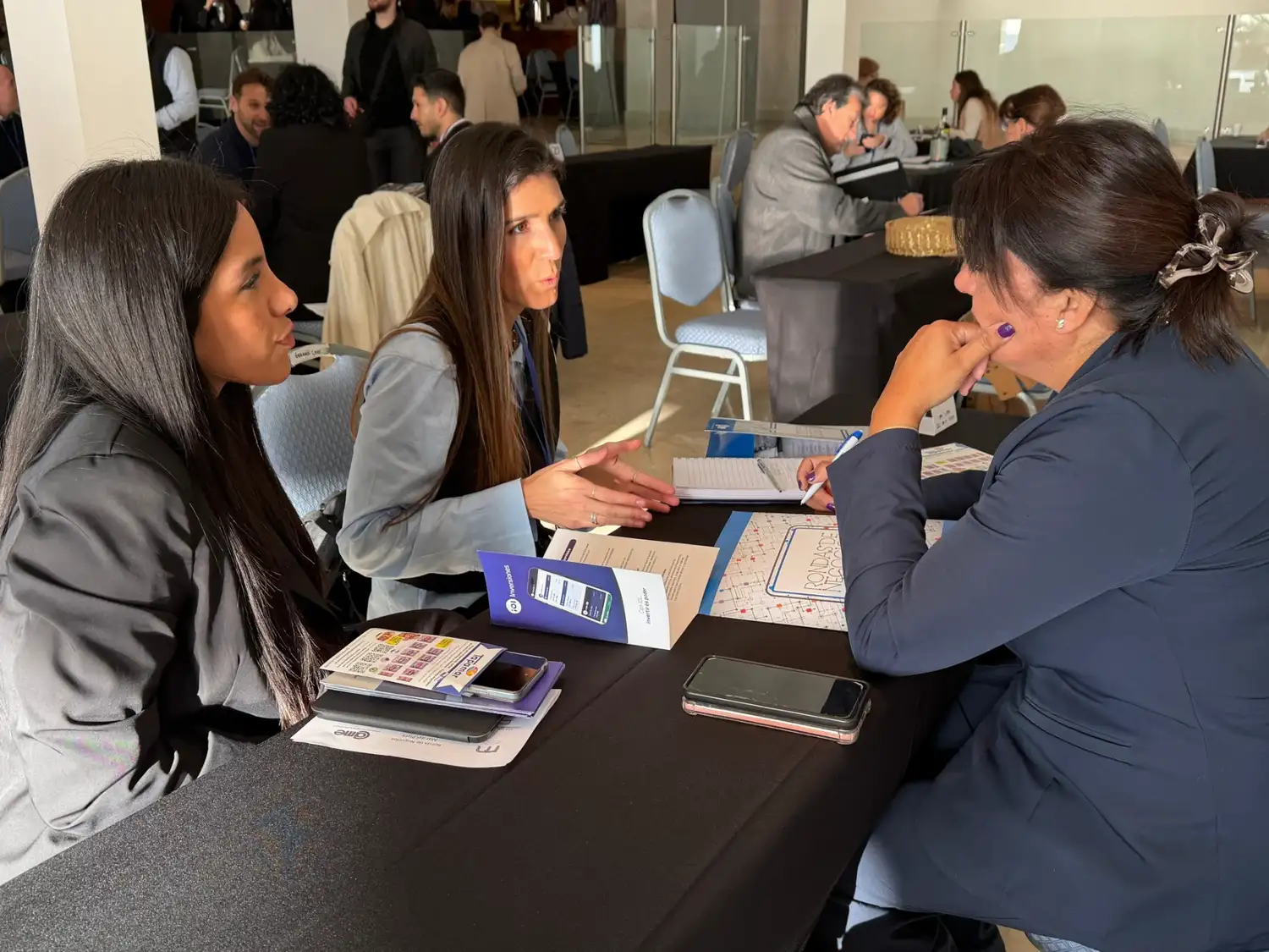 Durante una jornada de siete horas, se realizaron más de 3000 entrevistas distribuidas en 76 mesas de negocios.