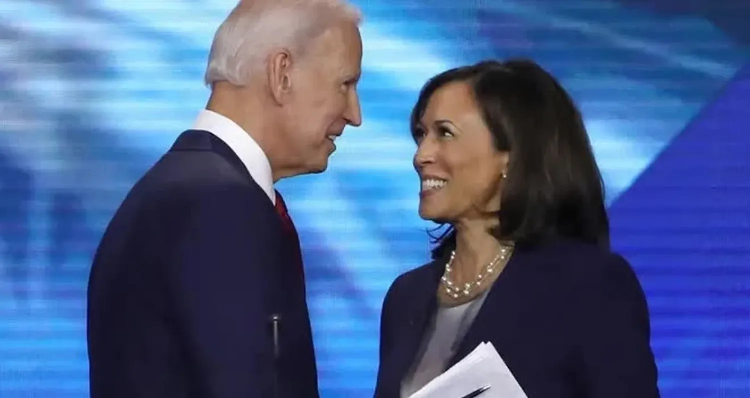 El presidente estadounidense Joe Biden y la vicepresidenta, Kamala Harris. Si bien los dos esperan repetir la fórmula presidencial para este año, no son pocos los que creen que ella puede reemplazarlo si él decide dar un paso al costado.