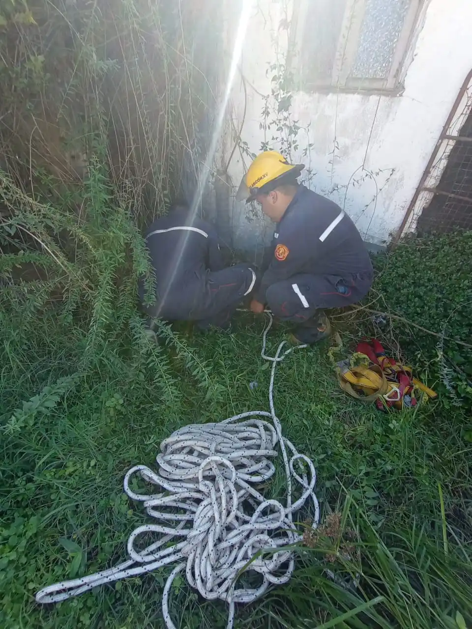 Una mujer cayó en un pozo y fue rescatada