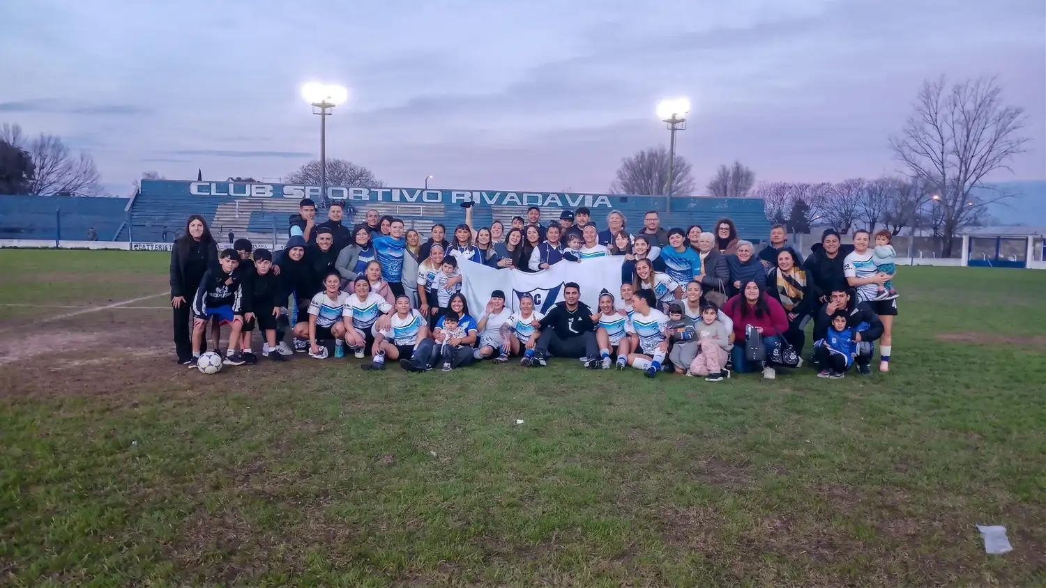 La foto final de las múltiples campeonas de Rivadavia. Foto: Sur24