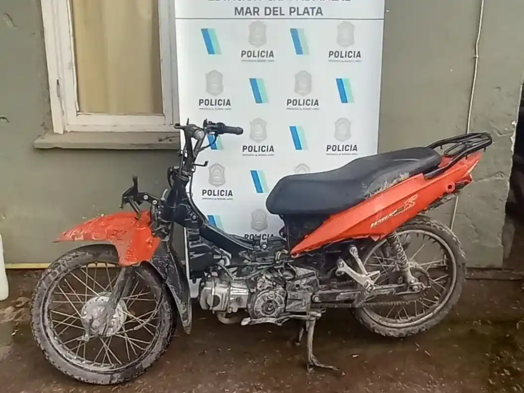 La moto Honda Wave tenía un pedido de secuestro activo por un robo de motovehículo.