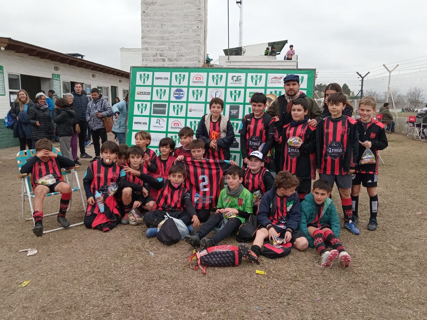 Los chicos de la categoría 2014 de Central Entrerriano, junto a su entrenador Juan Pablo Cuba, anfitriones del torneo.