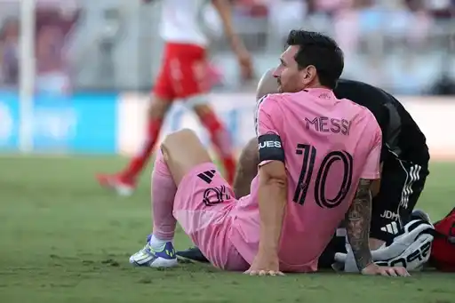 Messi se lesionó y fue reemplazado a los 10 minutos: preocupación por el capitán argentino