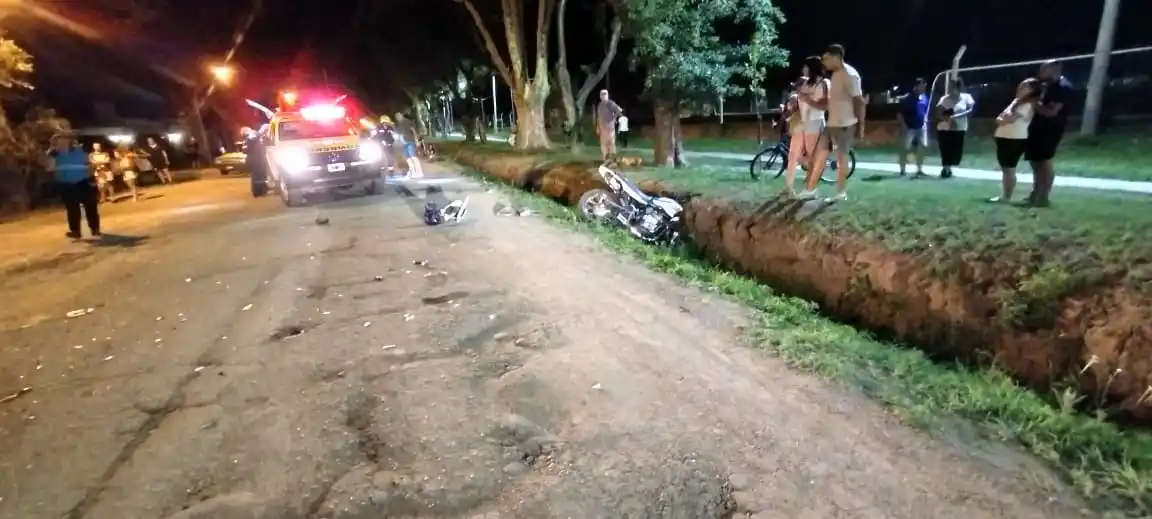 Fuerte choque entre camioneta y moto dejó dos conductores con importantes lesiones