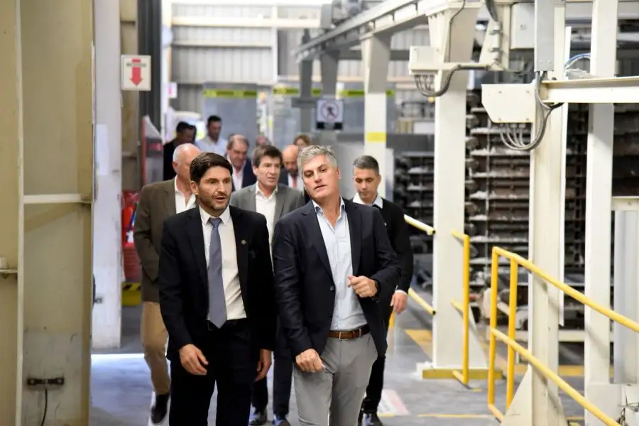 El gobernador recorre la nueva planta de la empresa Brimax