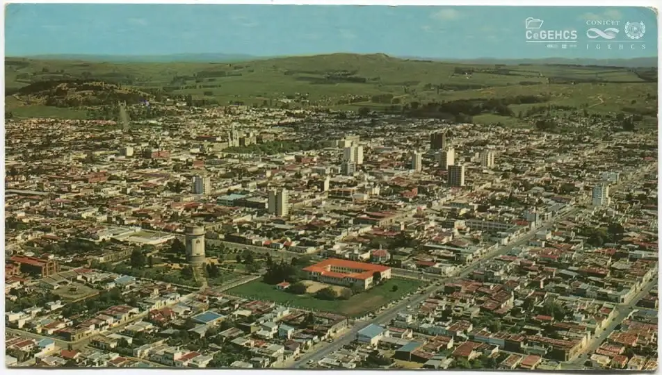 Tarjeta postal con una vista aérea del centro de la ciudad de Tandil. Fuente: Cegehcs.