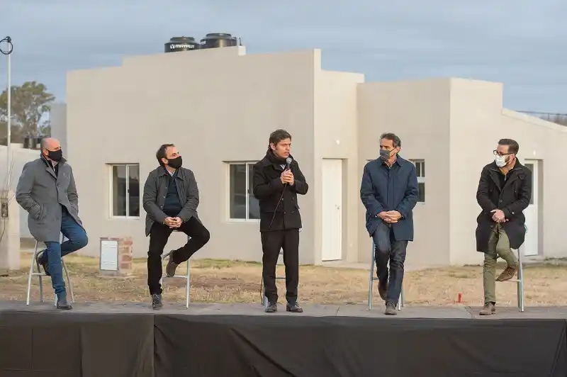 Kicillof entregó viviendas en General Pinto y anunció obras: Nueva terminal de ómnibus y más asfalto