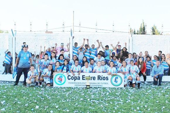 Las �SPEKES⬝ del Constitución campeonas entrerrianas de fútbol femenino