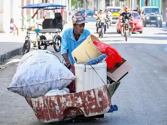 El peso alcanza un mínimo histórico mientras la dolarización gana terreno en Cuba