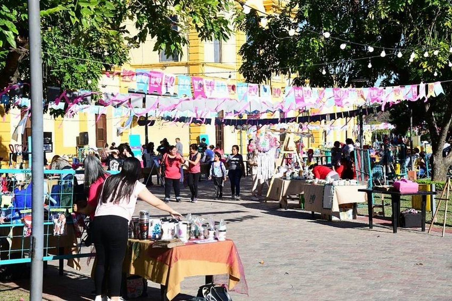 Jofré agasajó a las madres en la feria emprendedora