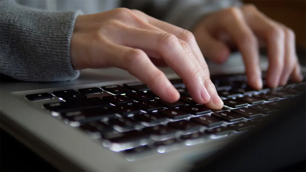 Lanzarán un curso virtual sobre alfabetización e IA para docentes de todo el país
