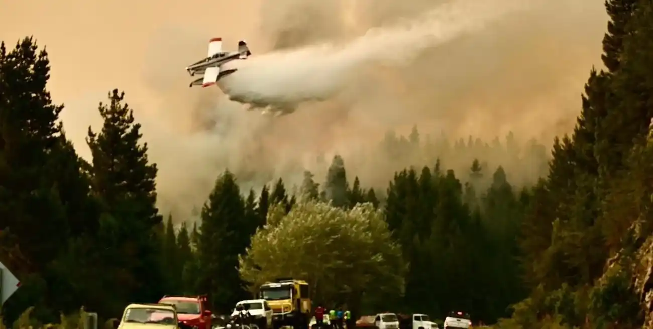El fuego avanzó sobre la Comarca Andina y obligó a evacuar familias. Foto: Gobierno de Chubut