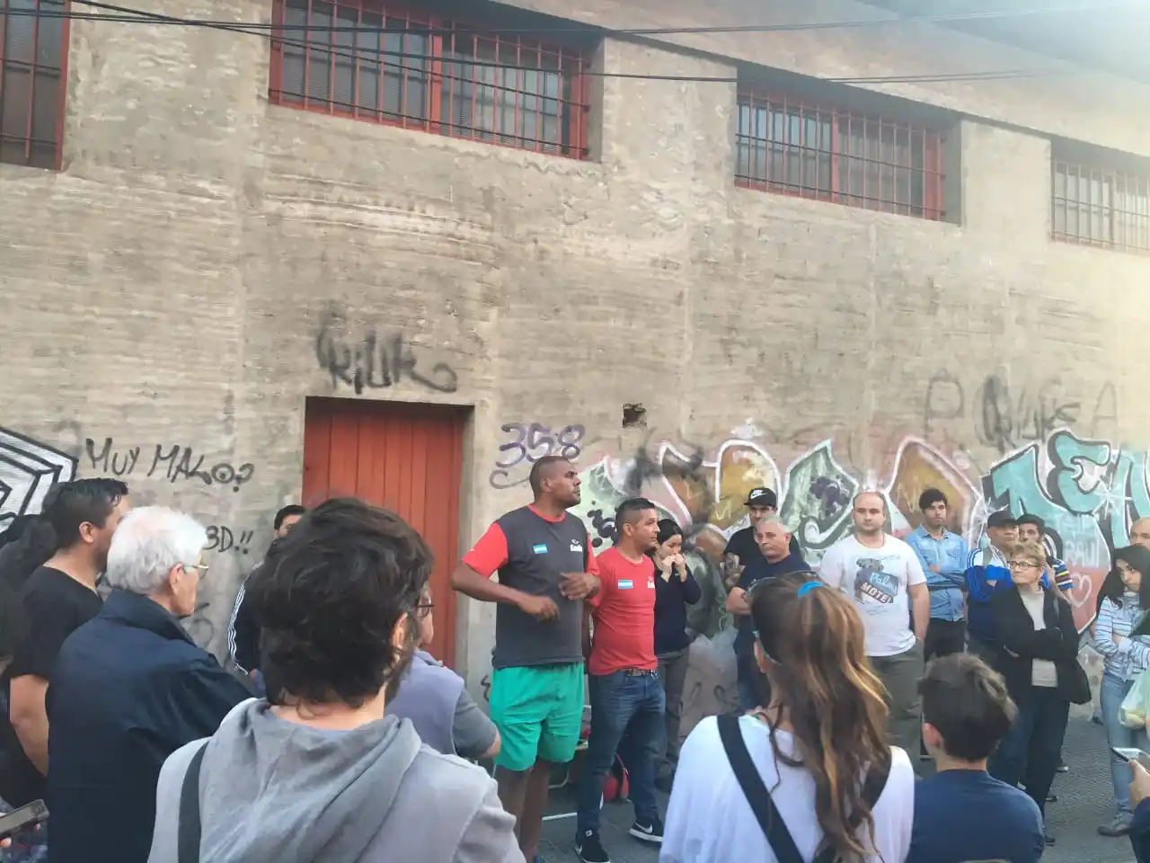 El diputado Miguel Funes se sumó al acampe de trabajadores de Gaelle en la fábrica de Avellaneda