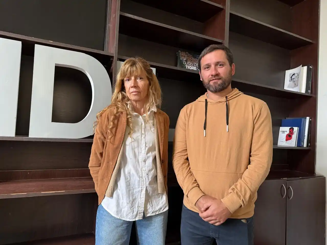 La historiadora Patricia Gavazza y el presidente de Ferroviarios de Gardey, Brian Ezequiel Rami.