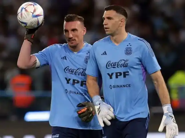 Dibu Martínez: "El mejor arquero es Armani"