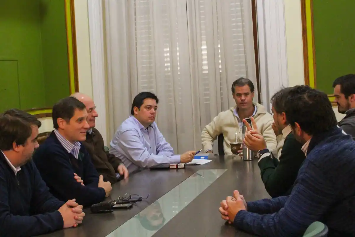 Delcausse Hermanos y el Municipio firmaron el contrato por la línea 4