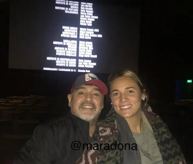 Diego Maradona se fue al cine con Rocío después del anuncio del embarazo de Dalma