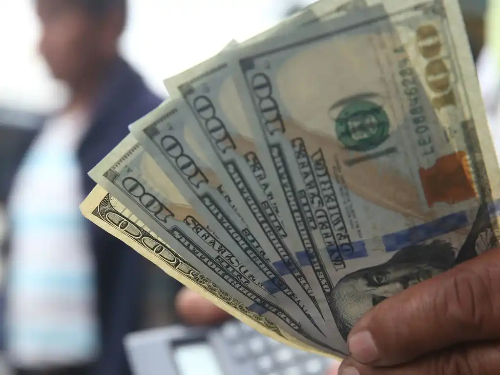 Se renueva el cupo para comprar hasta u$s200 dólares: quiénes pueden acceder