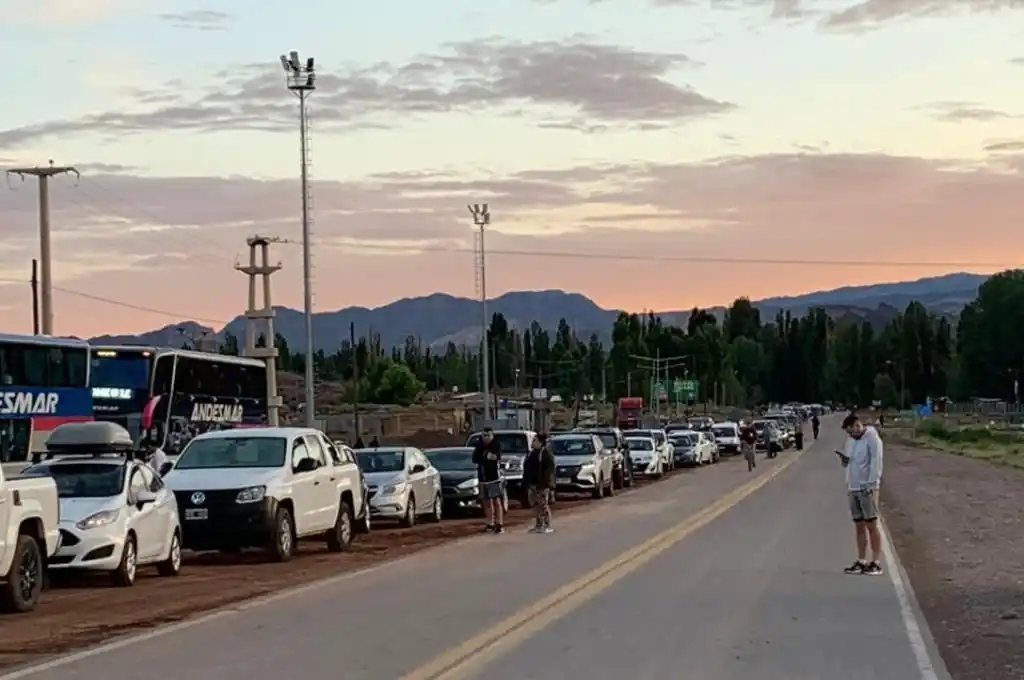 Tras una noche de tormentas, filas de autos esperan la habilitación del paso internacional Cristo Redentor