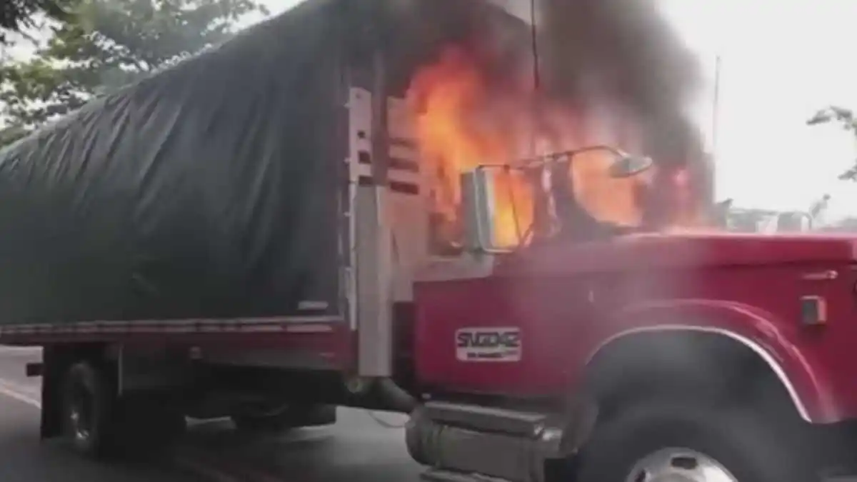 50 carros quemados, comercios y colegios cerrados, el saldo de LA VENGANZA del Clan del Golfo por extradición de Otoniel