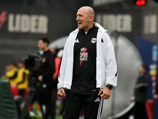 Riestra, sin entrenador